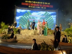 The second annual Coconut Festival in the Mekong Delta province of Ben Tre features a trade fair and cooking contest among other activities. (Photo: VNA)